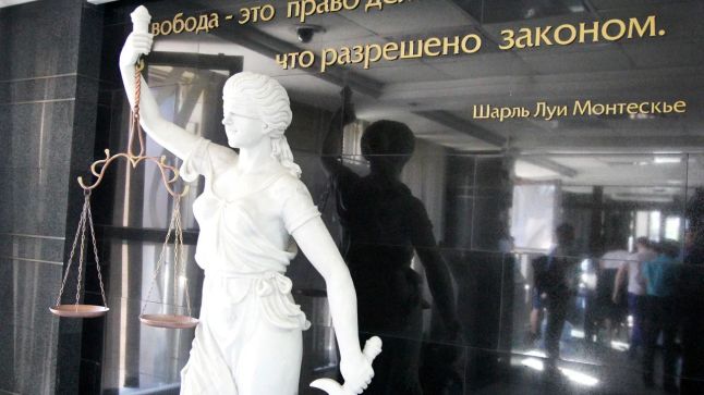 Фемида, встречающая посетителей судов
