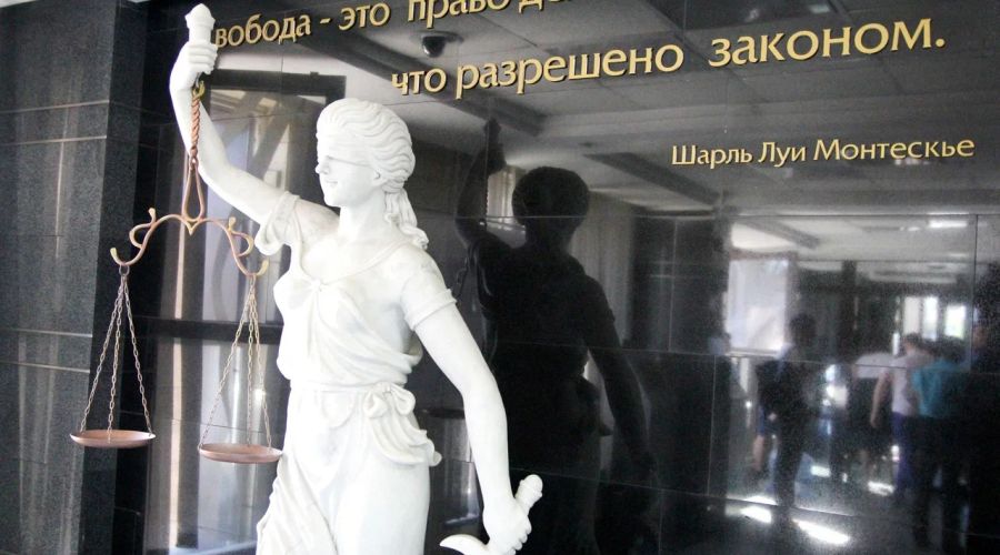 Фемида, встречающая посетителей судов