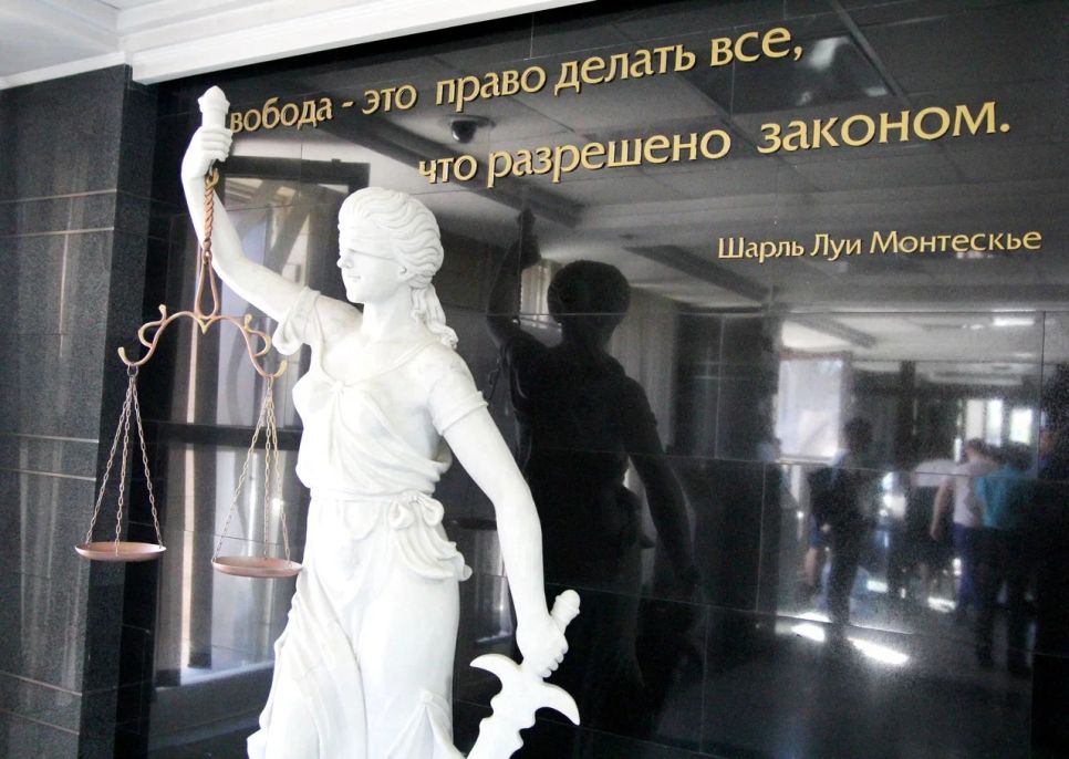 Фемида, встречающая посетителей судов