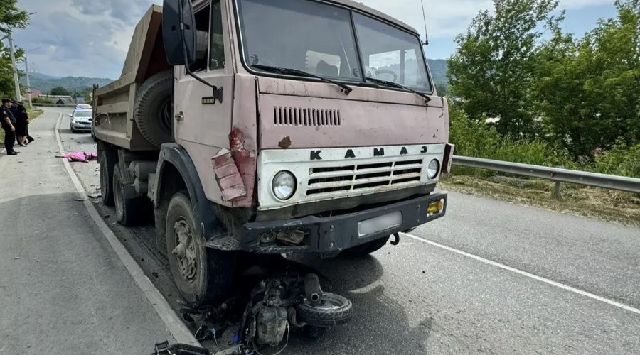 ДТП с участием КАМАЗа и скутера в Республике Алтай