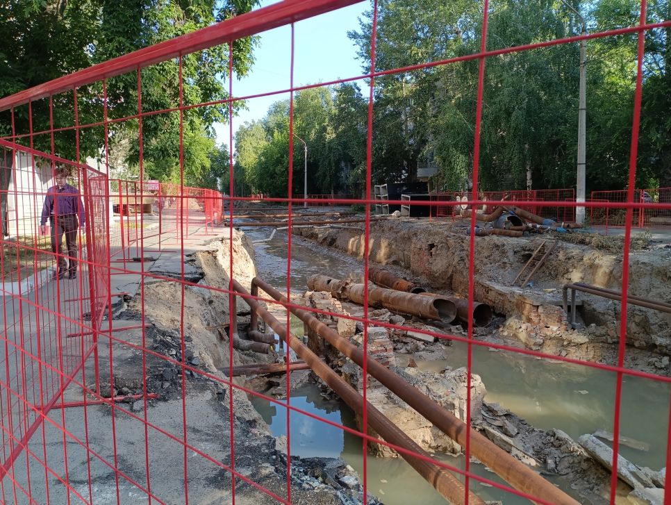 Залитая водой траншея