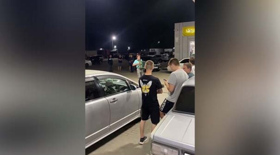 выступление баяниста на АЗС в Бийске