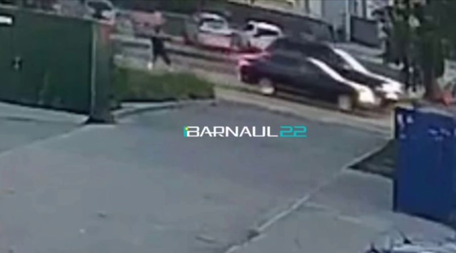 Неизвестные открыли стрельбу по движущемуся джипу в Барнауле