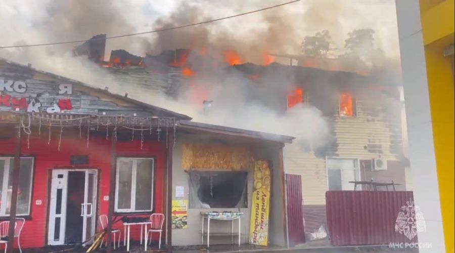 В Республике Алтай ликвидируют крупный пожар в кафе