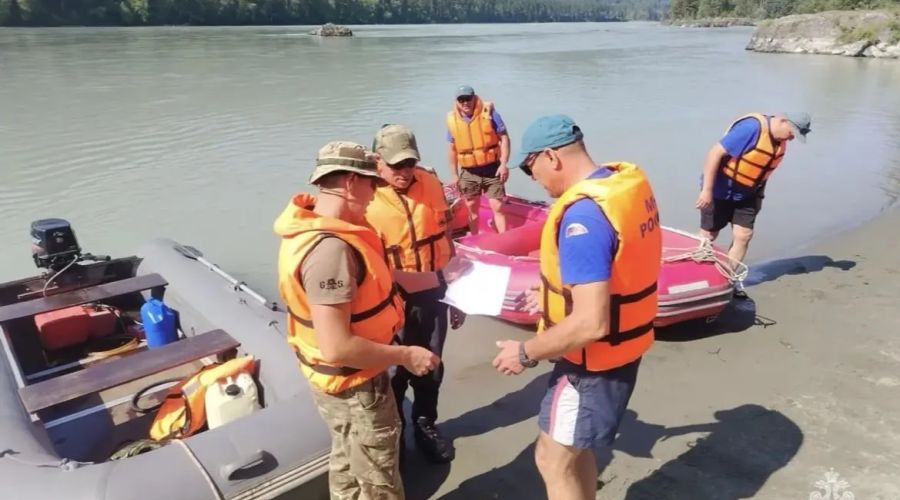 Поиски двух мужчин, которых унесло течением в Катунь в Республике Алтай