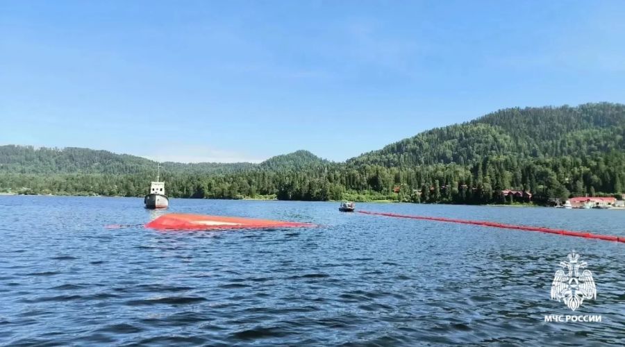 Отбуксировка затонувшего парома в Республике Алтай