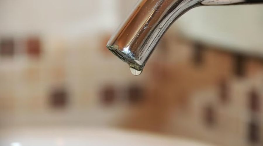 Крупный план воды в ванной