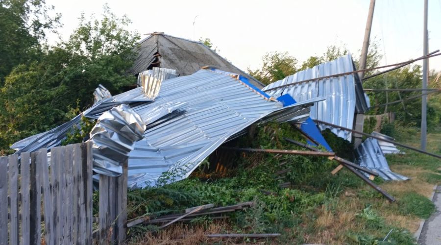 Ураган в Краснощеково разрушил постройку 