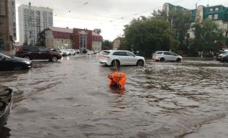 В Барнауле продолжают неравную борьбу с последствиями проливного дождя