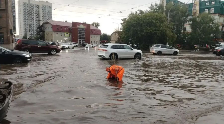 В Барнауле продолжают неравную борьбу с последствиями проливного дождя