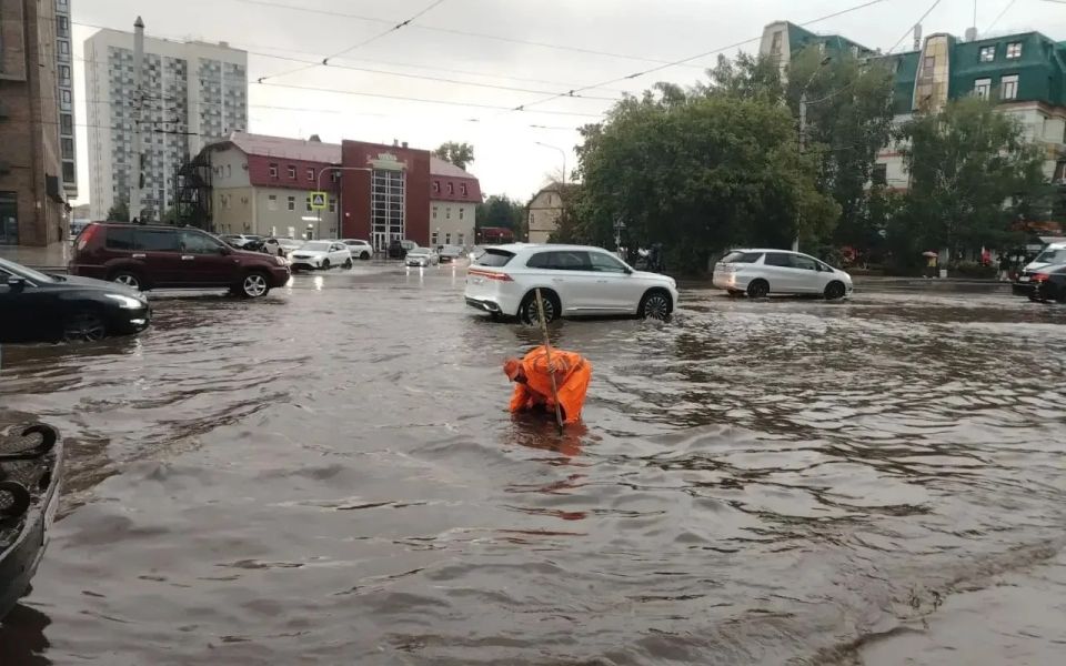 Море по колено, а лужи по пояс: в Барнауле продолжают неравную борьбу с последствиями ливня - Новости Банкфакс, 24.07.2026