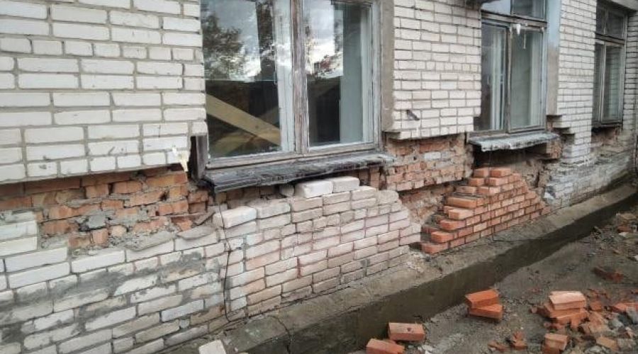 Само здание напоминает катакомбы