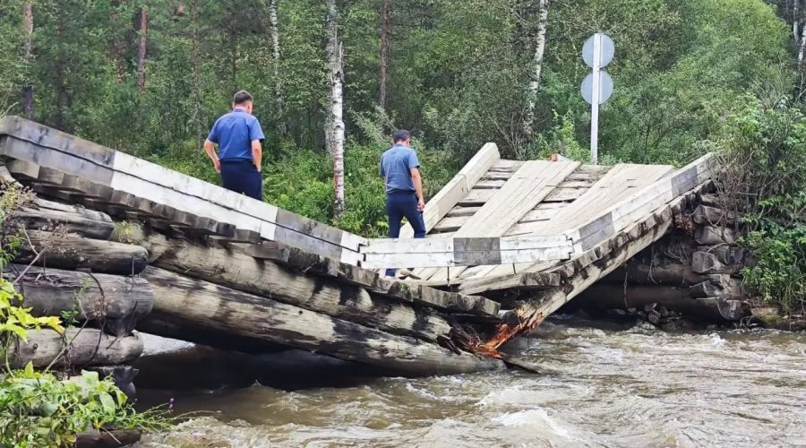 Обрушившийся мост через реку Элекмонар в Республике Алтай