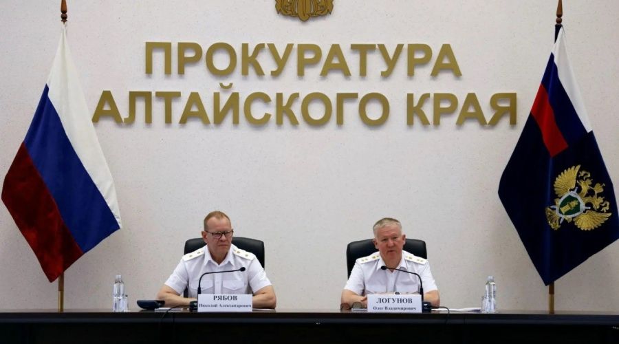 Начальник Главного управления кадров Генеральной прокуратуры Российской Федерации Олег Логунов представил коллективу прокурора Алтайского края 