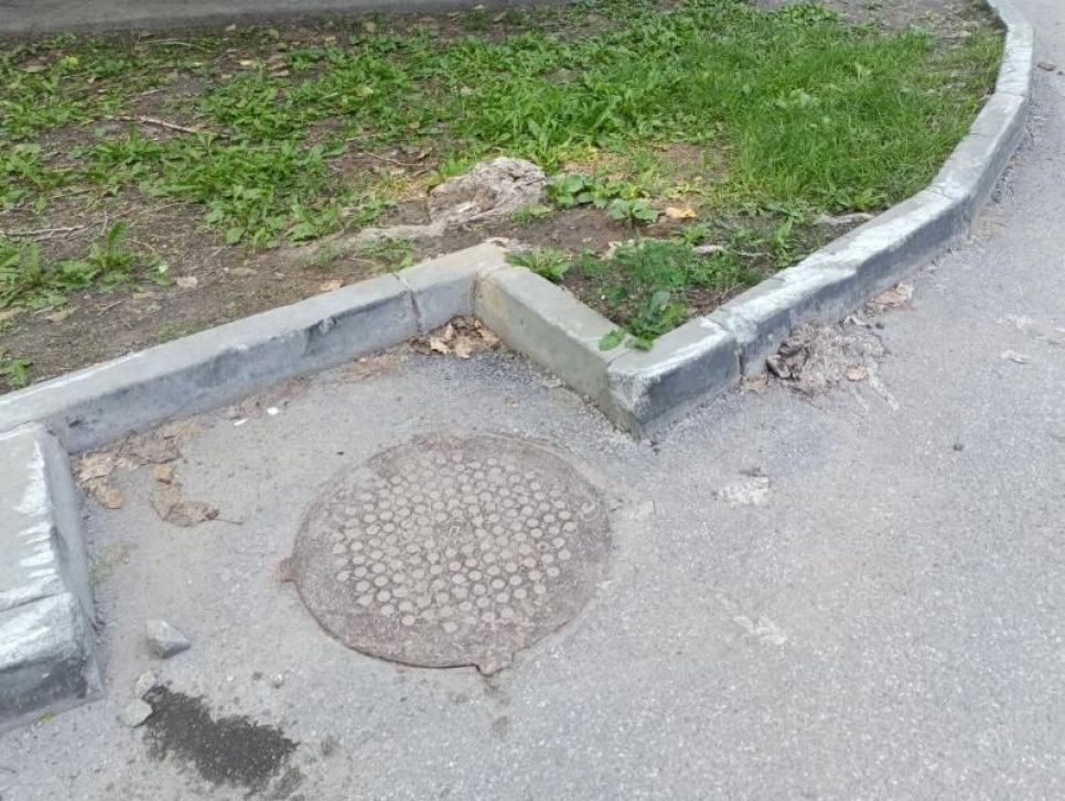 Нечистоты у канализационных колодцев