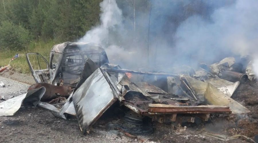 Сгоревший автомобиль в Горном Алтае