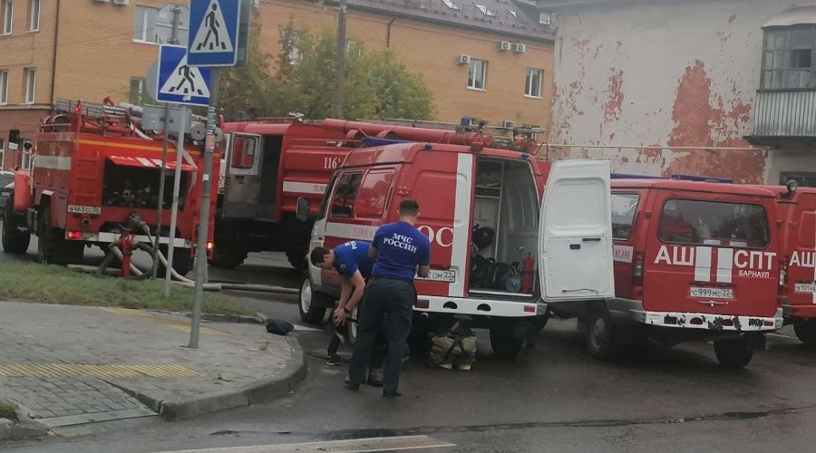 На место прибыло несколько пожарных расчетов