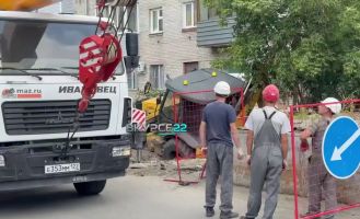 В Барнауле трактор провалился в яму