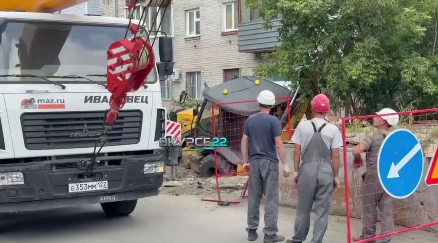В Барнауле трактор провалился в яму