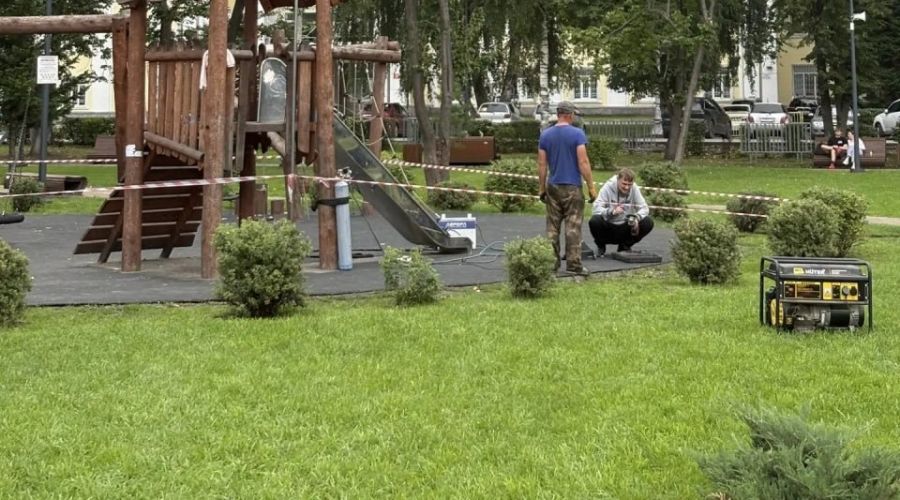 горка в центральном сквере Горно-Алтайска