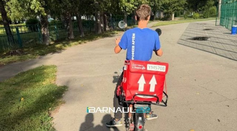Курьер, который мог сбить трехлетнего мальчика в Барнауле 