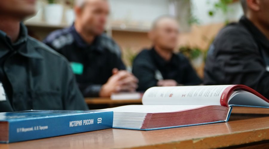 Заключенные за партой