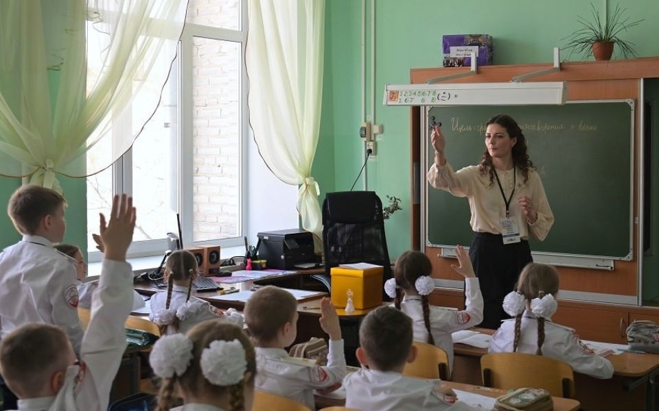 В школы Алтайского края трудоустроились около 500 молодых педагогов и студентов - Новости Банкфакс, 09.09.2026