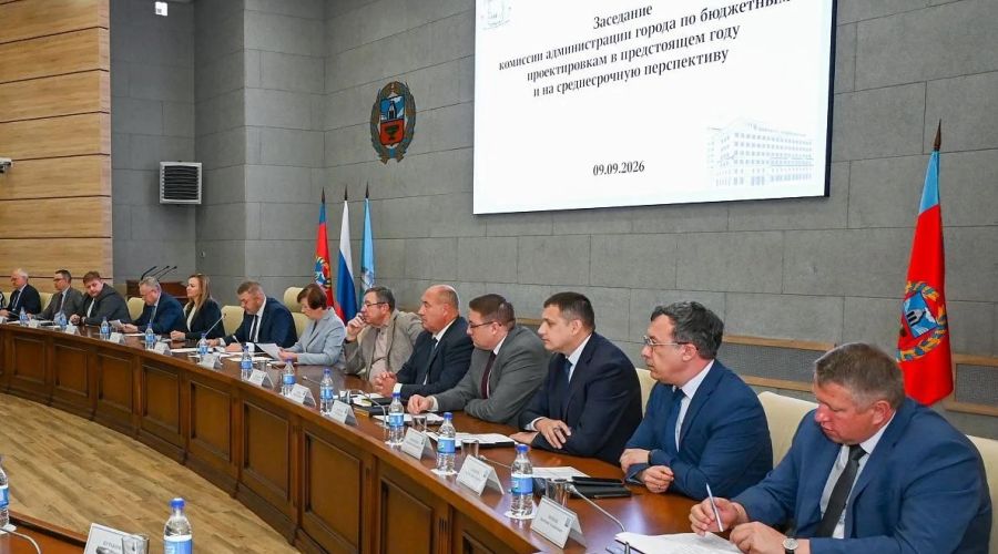 заседание комиссии администрации города по бюджетным проектировкам в предстоящем году и на среднесрочную перспективу по вопросу формирования расходной части проекта бюджета города Барнаула на 2027 год и на плановый период 2028 и 2029 годов, которое провёл заместитель главы администрации города по экономической политике Сергей Рябчун