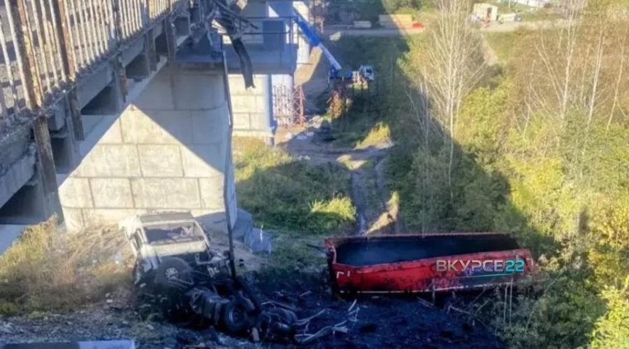 Водителя грузовика госпитализировали после ДТП в Алтайском крае