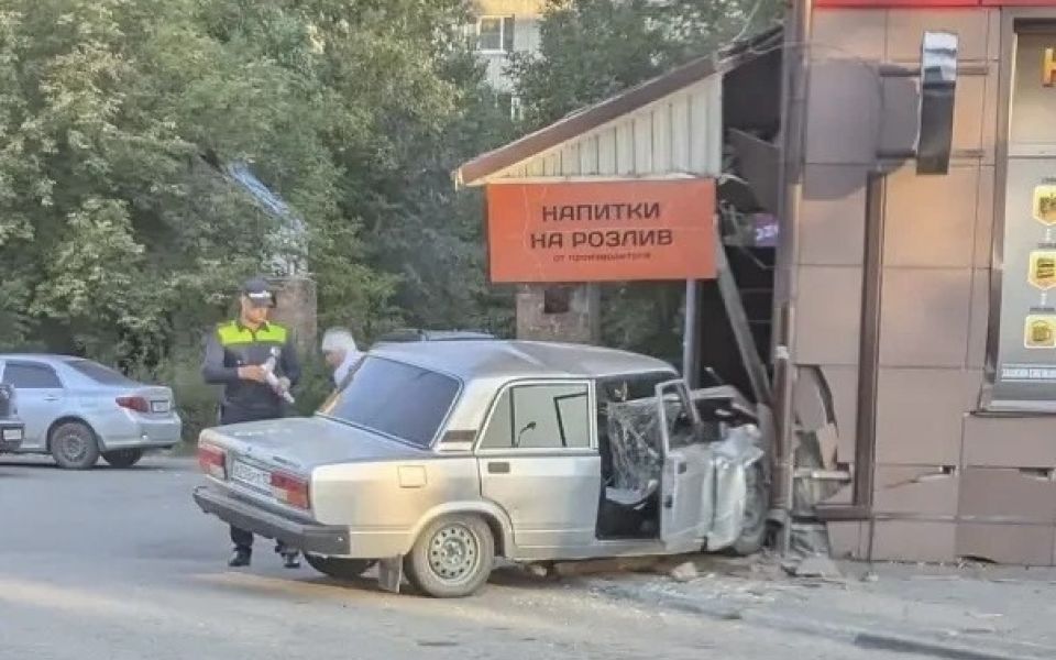 В Барнауле пьяный парень протаранил на автомобиле пивной магазин - Новости Банкфакс, 11.09.2026