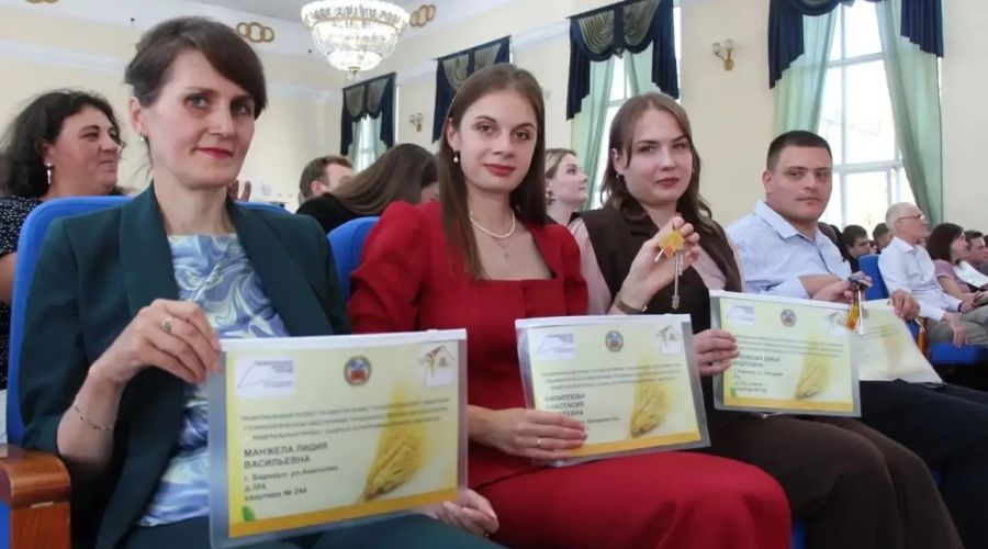 В Алтайском крае педагоги АГАУ получили ключи от 32 квартир