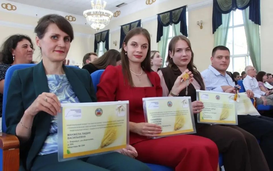 В Алтайском крае преподаватели АГАУ получили ключи от 32 квартир - Новости Банкфакс, 14.09.2026