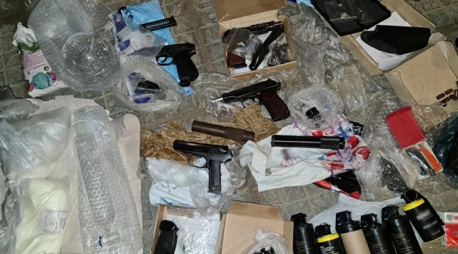 арсенал оружия и боеприпасов