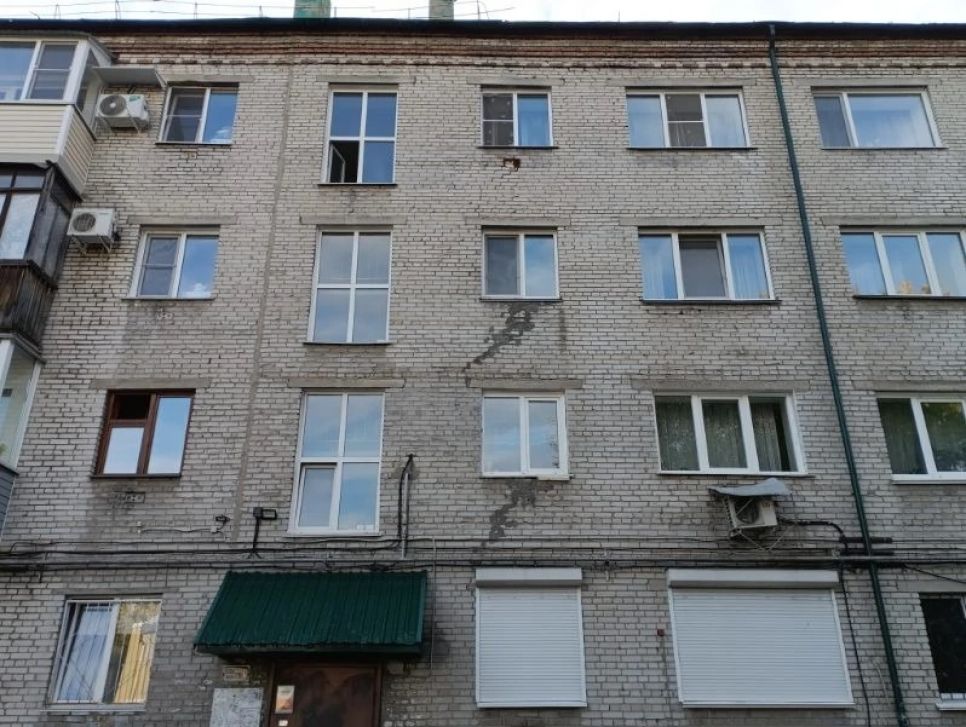 Трещины на стене из-за проседания части дома