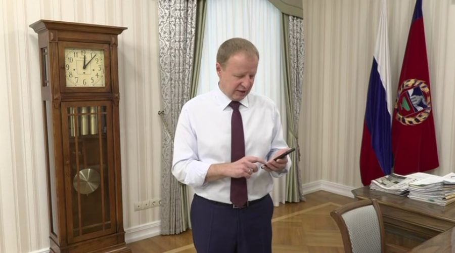 Виктор Томенко голосует дистанционно