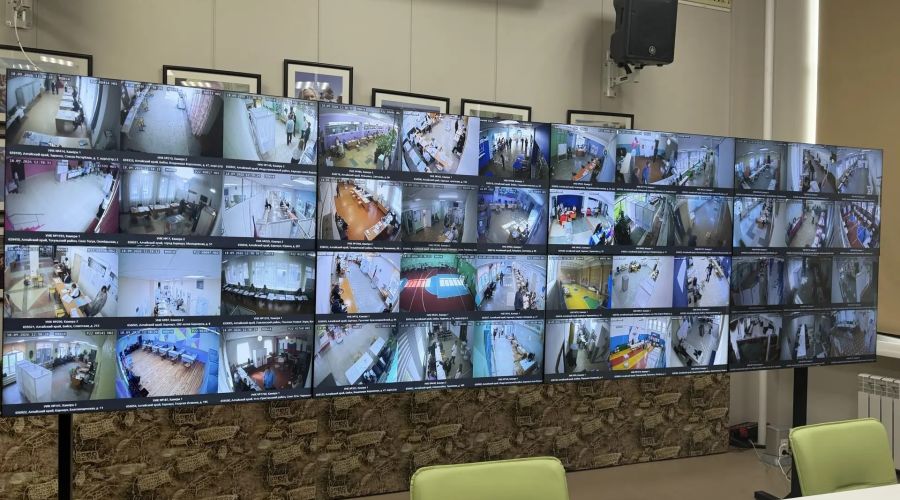 Видеостена, на которую выводится трансляция с избирательных участков