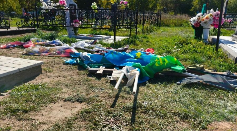 В алтайском селе ищут вандалов, которые разгромили могилы бойцов СВО