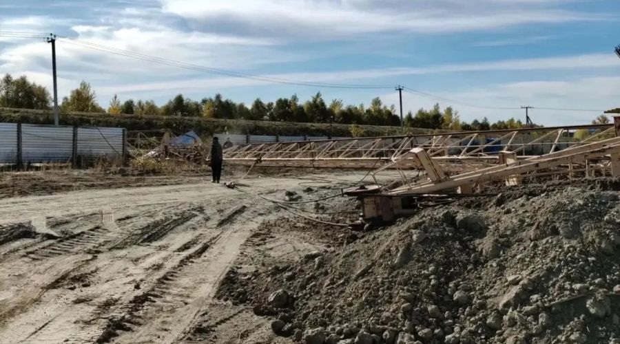 В Бийске машинист выпрыгнул из падающего башенного крана