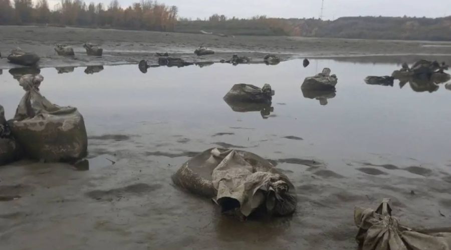 мешки с песком на пляже