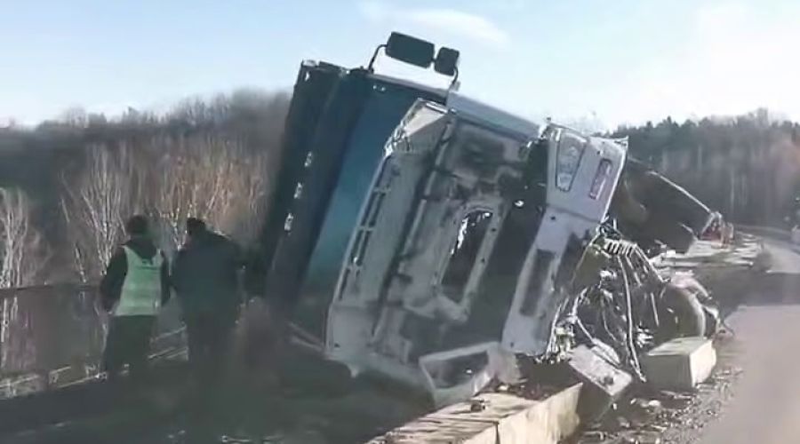 На трассе в Алтайском крае опрокинулся грузовик