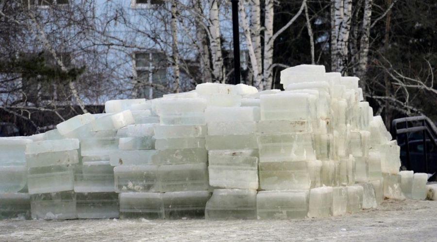 Тем временем на строительство снежного городка подвезли свежий лед