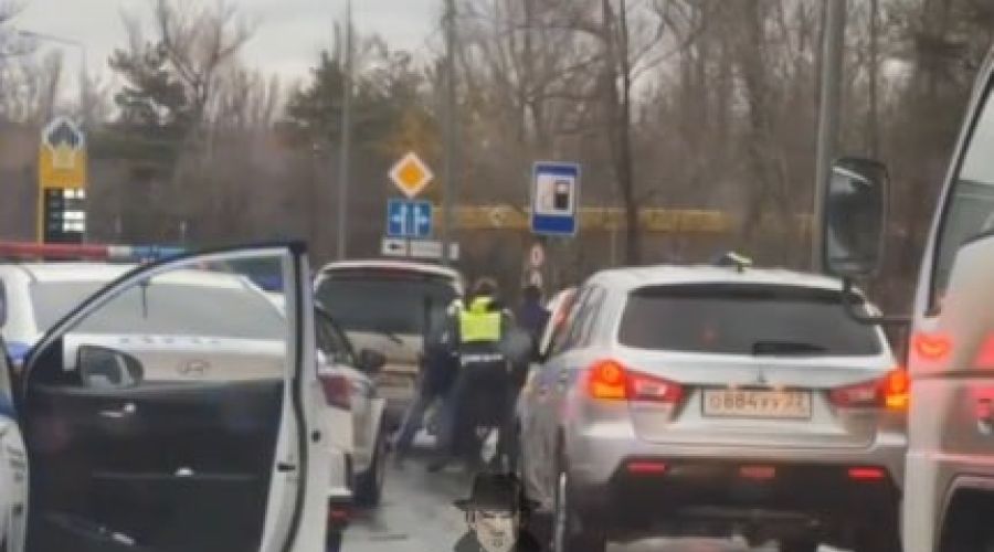 В Барнауле правоохранители устроили погоню за водителем с оружием и наркотиками