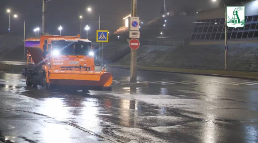 В Барнауле дорожники вышли на ночную расчистку улиц