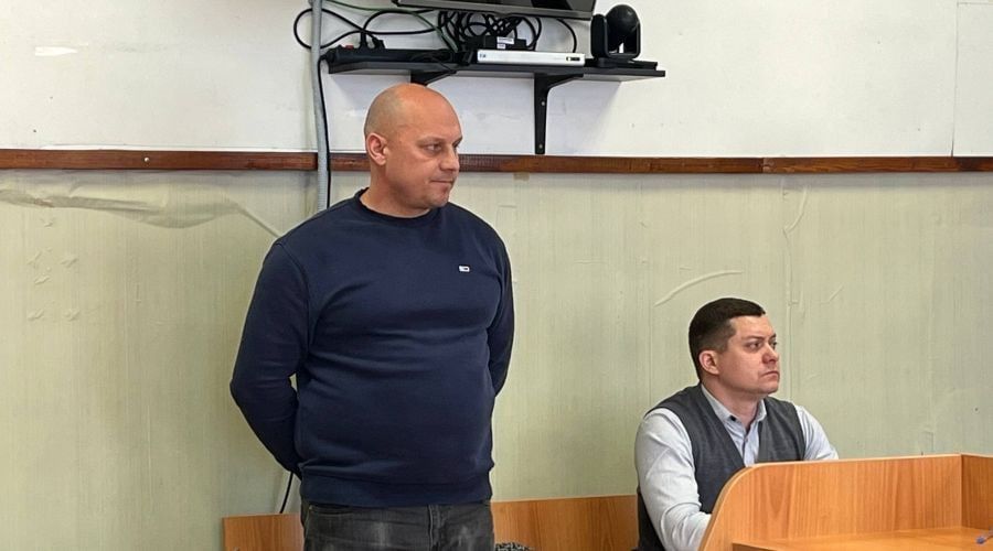 27 января в Калманском районном суде начался процесс по громкому уголовному делу в отношении бывшего директора общественной организации «Рубикон» Алика Гельфенбайна, которого обвиняют в оказании небезопасных услуг, в результате чего погибло восемь постояльцев «Дома помощи» в селе Калистратиха. 