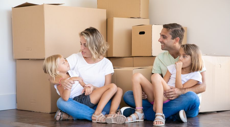 Семья переезжает в новую квартиру