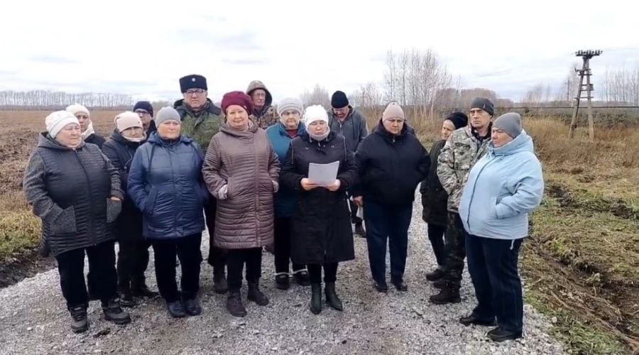 Жители алтайского поселка просят проверить расходование средств при ремонте дороги на местное кладбище