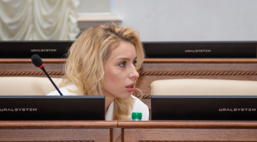 Народная избранница Анна Ведлер что-то уточняет у коллег