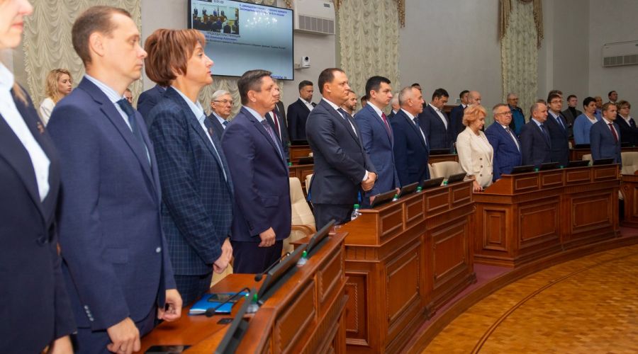 Сессия началась с минуты молчания в память о погибших в школе Ижевска