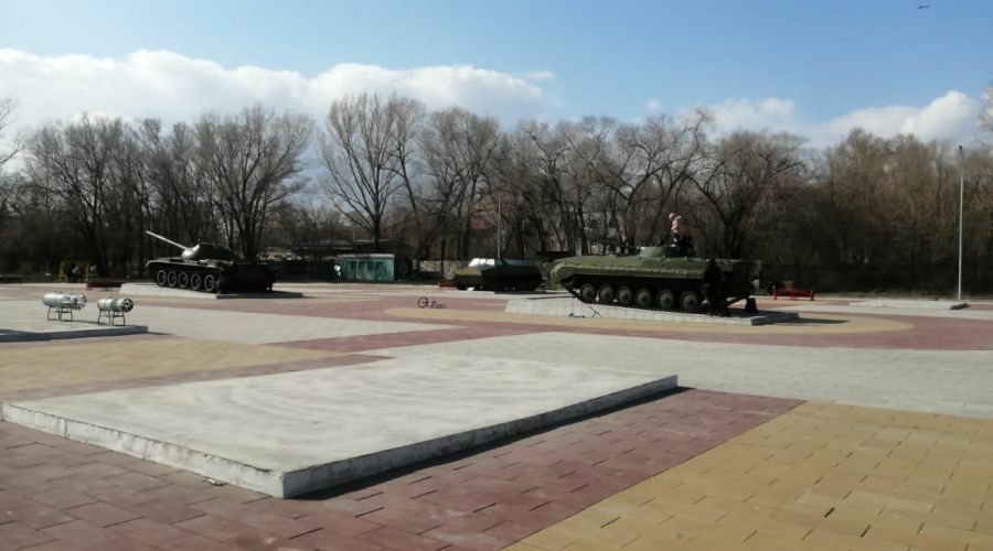 А часть постаментов до сих пор пустует