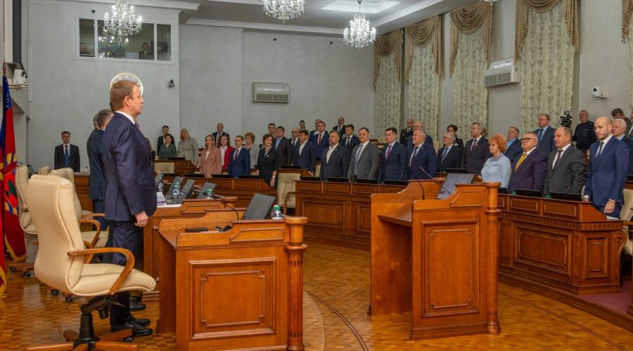 По традиции сессия началась с гимна